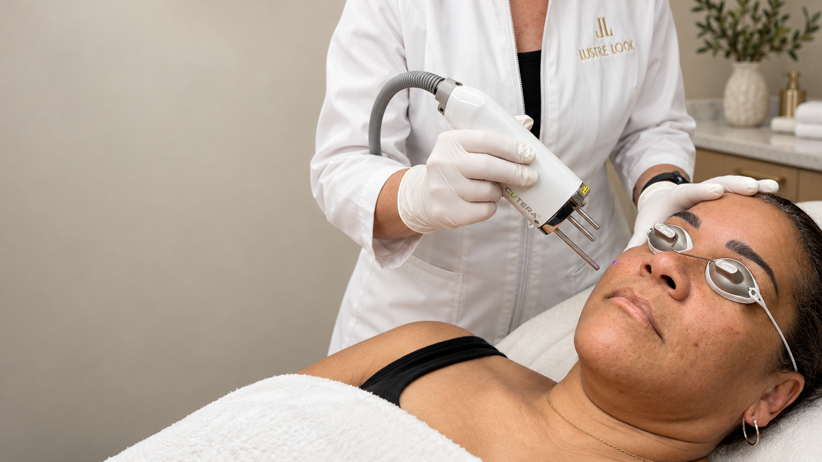 LustreLook-branded laser treatment illustration with a CUTERA handpiece